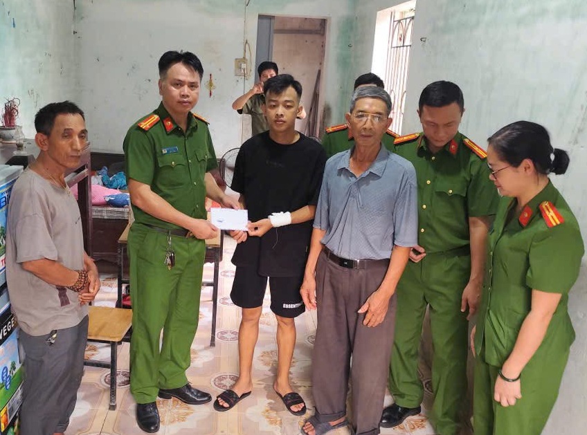 Công an xã Nam Sách: Trao hơn 10 triệu đồng ủng hộ công dân có hoàn cảnh khó khăn trên địa bàn